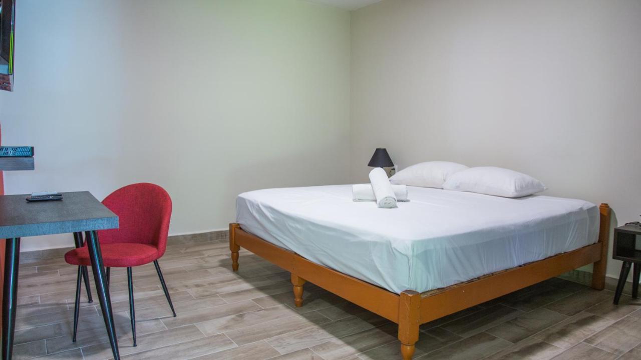 Esduma Iguanas Hotel Плая дел Кармен Екстериор снимка